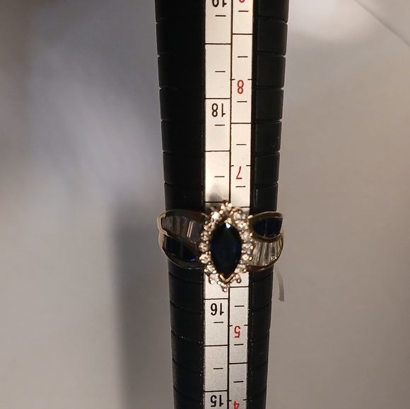 Exquisite Sapphire Ring with Diamonds set in 14ct Gold - Picture 4 of 7